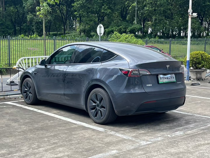 Tesla Model Y 2024 immagine di auto #8