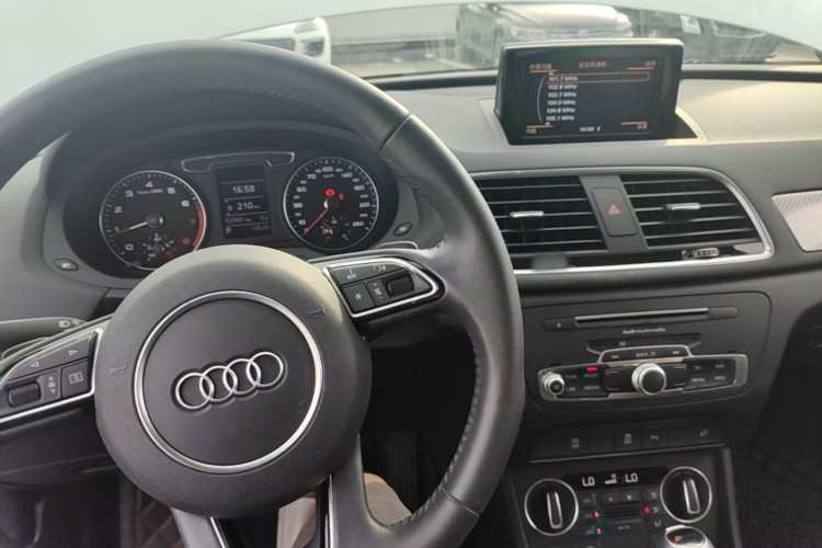 Audi Q3 2019 car image #10