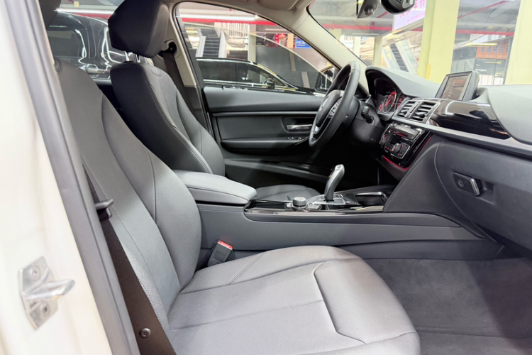 BMW 3 Series 2017 صورة سيارة #22