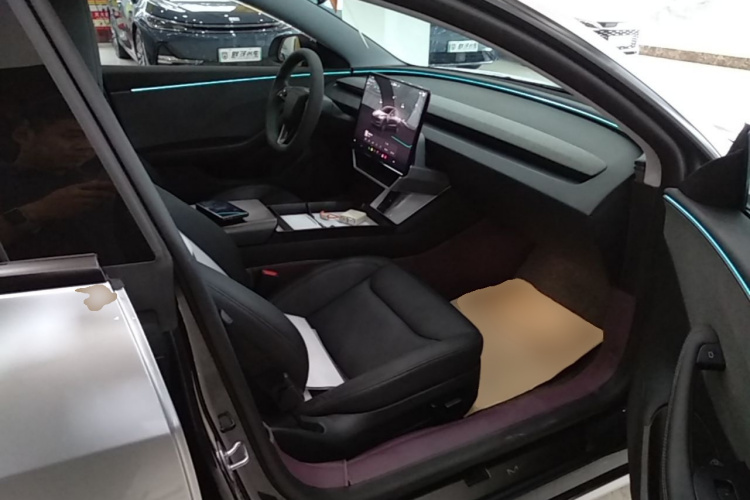 Tesla Model 3 2025 car image #24