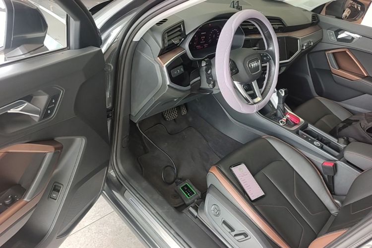 Audi Q3 2021 car image #18
