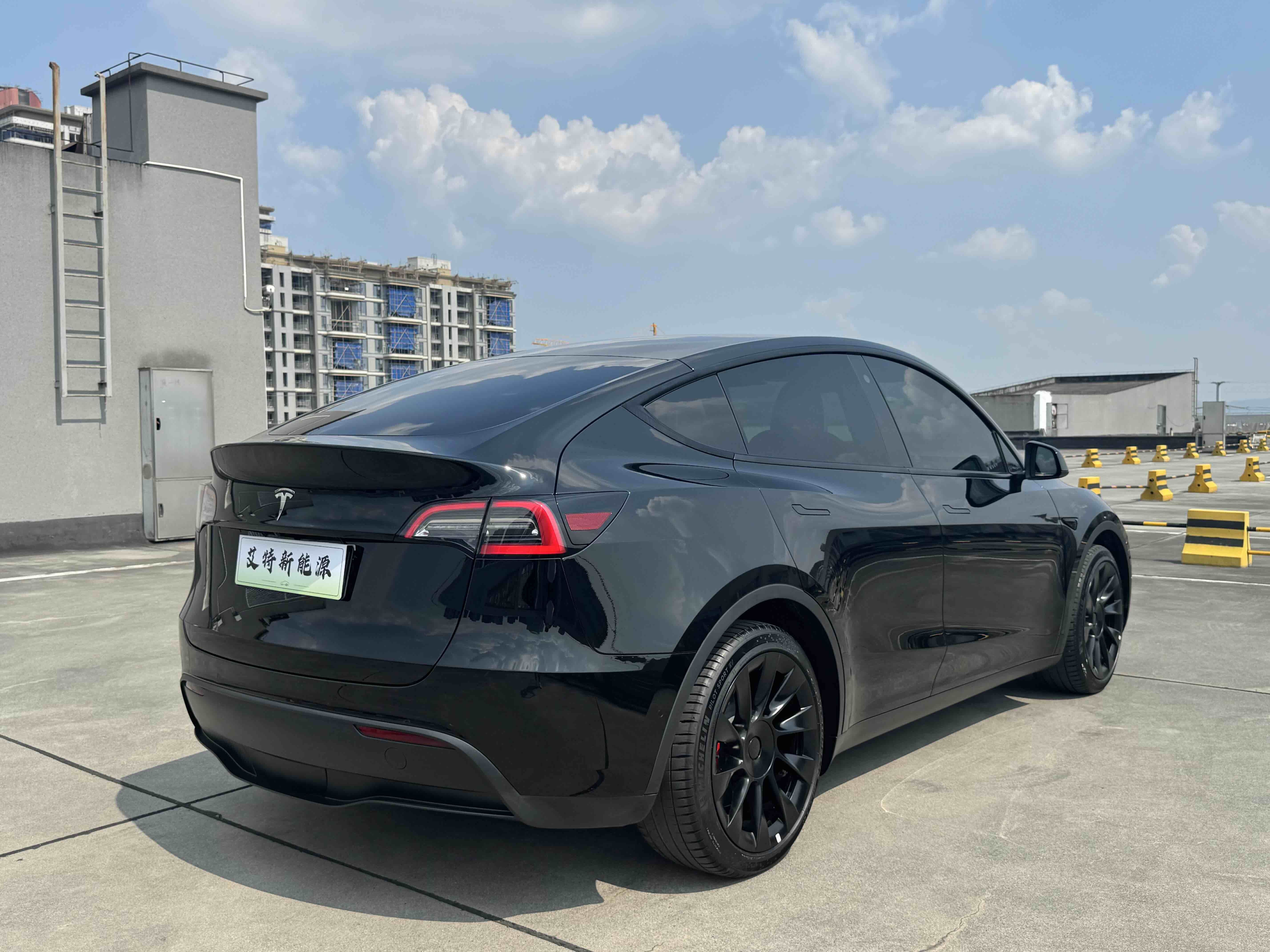 Tesla Model Y 2023 #4 Tesla Model Y 2023 car image #4