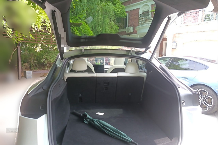 Tesla Model Y 2025 car image #21