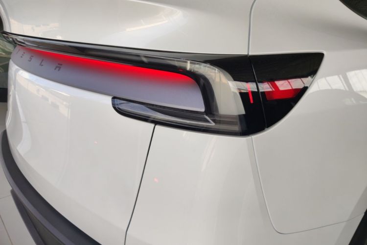 Tesla Model Y 2026 car image #8