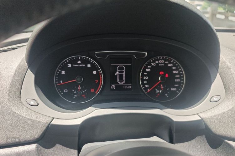 Audi Q3 2017 car image #13