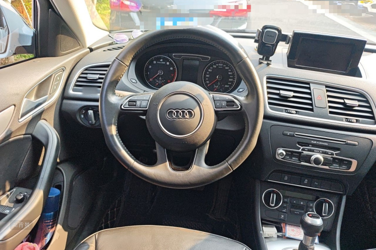 Audi Q3 2019 car image #12