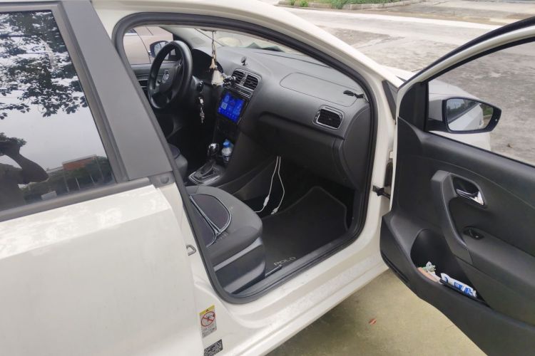 Volkswagen Polo 2015 car image #23