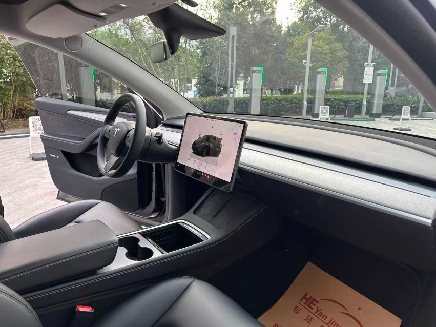 Tesla Model Y 2023 #5 Tesla Model Y 2023 car image #5
