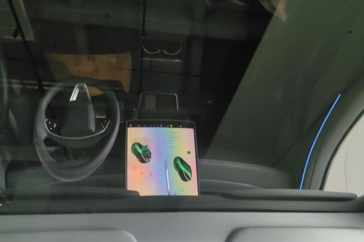 Tesla Model Y 2025 immagine di auto #18