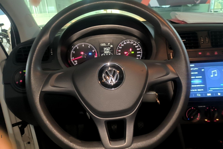 Volkswagen Polo 2018 car image #14