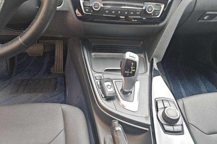 BMW 3 Series 2017 car image #14