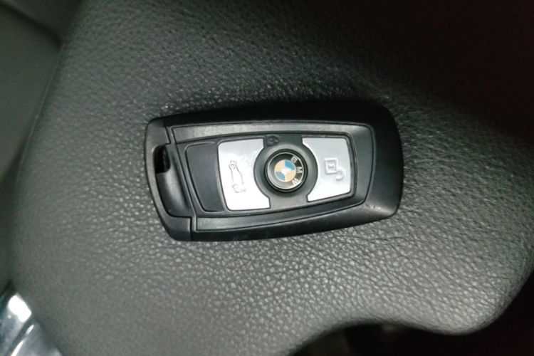 BMW 3 Series 2018 car image #9