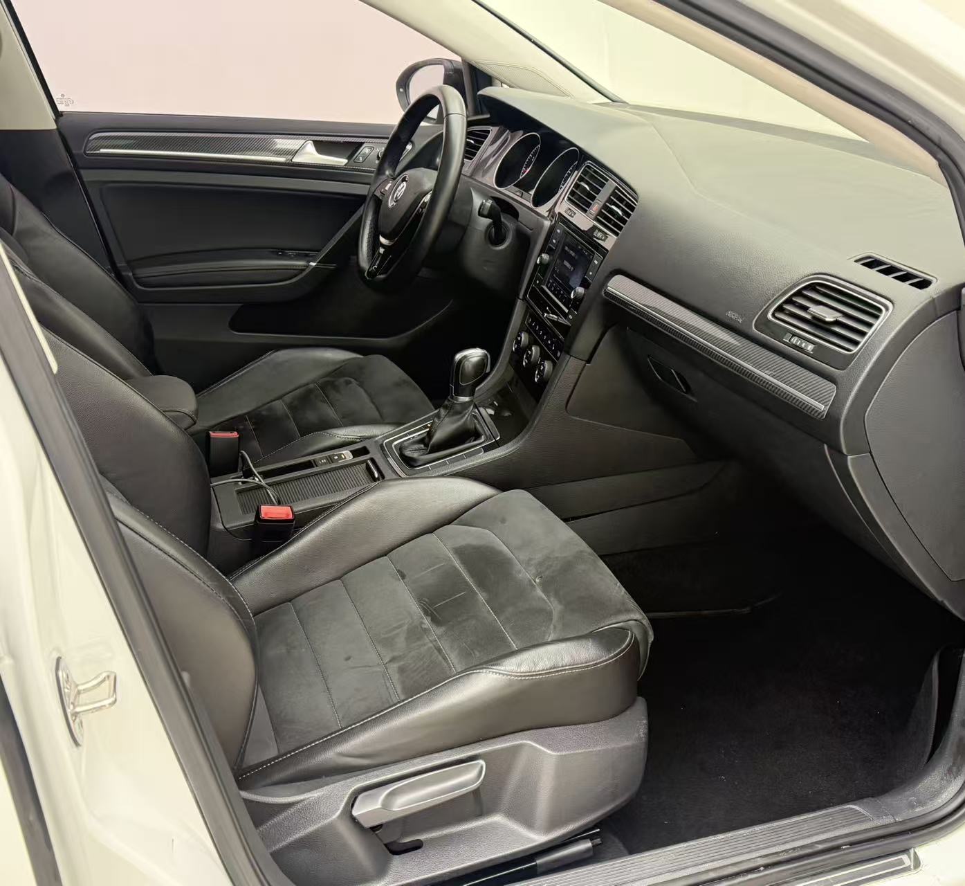 Volkswagen Golf 2018 car image #5