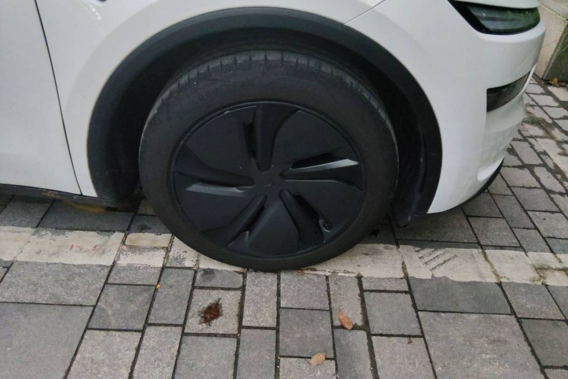 Tesla Model Y 2025 immagine di auto #9