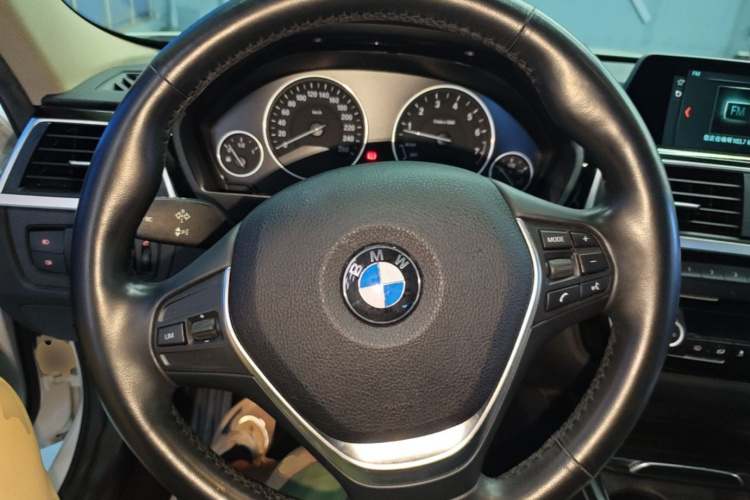 BMW 3 Series 2018 car image #11