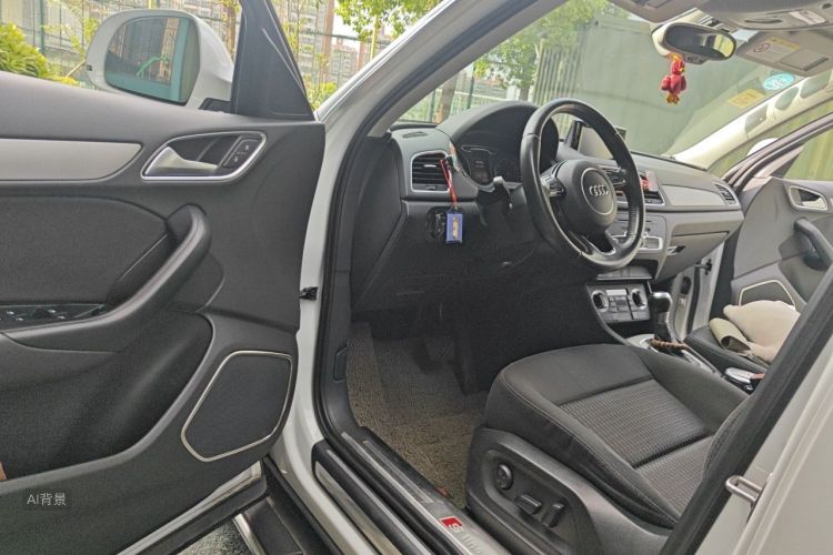 Audi Q3 2015 car image #18