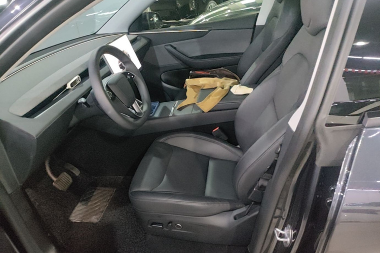 Tesla Model Y 2025 car image #15