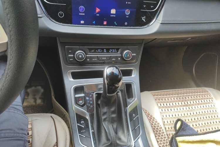 GEELY Emgrand 2019 car image #18