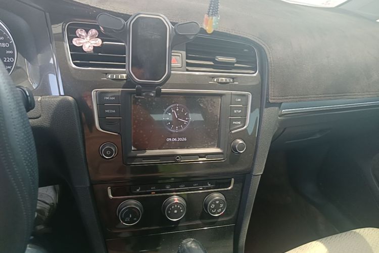 Volkswagen Golf 2017 car image #13