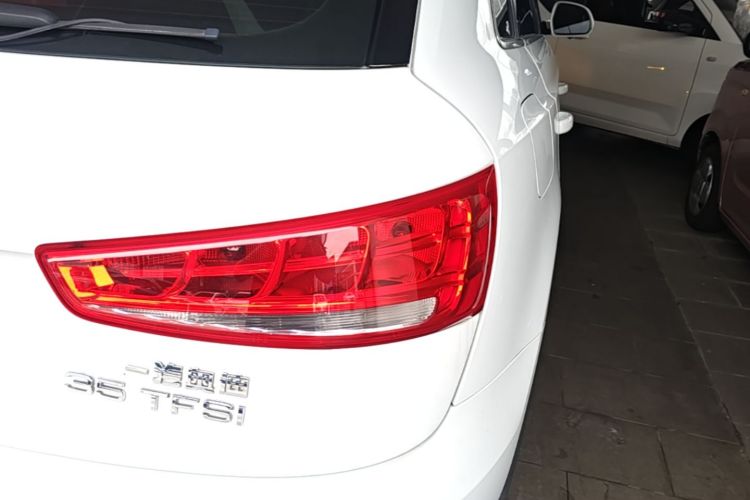 Audi Q3 2015 car image #8