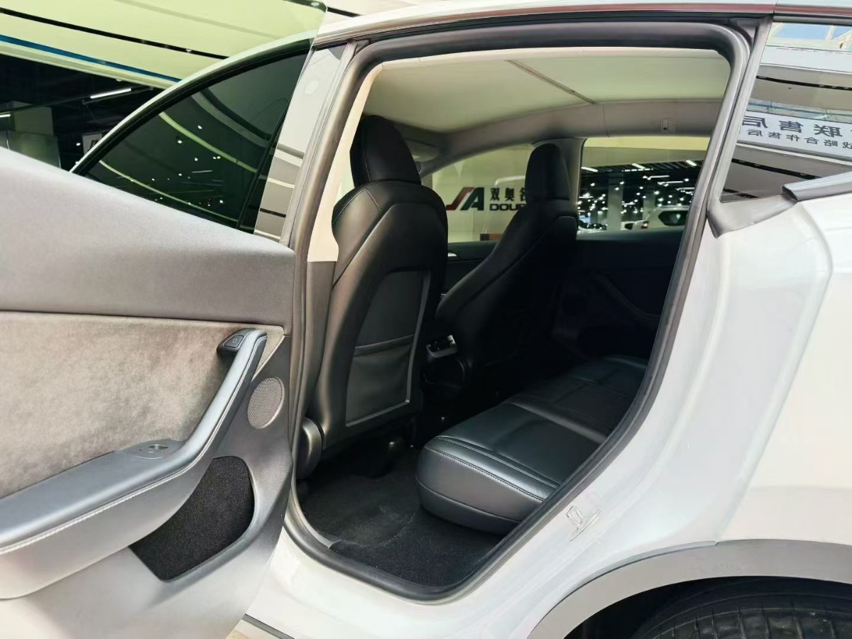 Tesla Model Y 2022 #4 Tesla Model Y 2022 car image #4