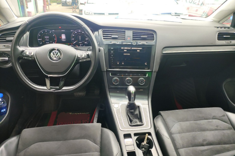Volkswagen Golf 2020 car image #11
