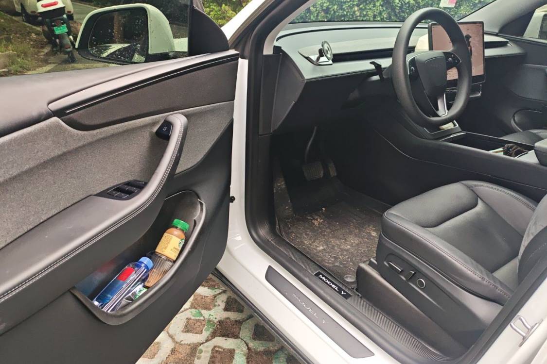 Tesla Model Y 2025 immagine di auto #23