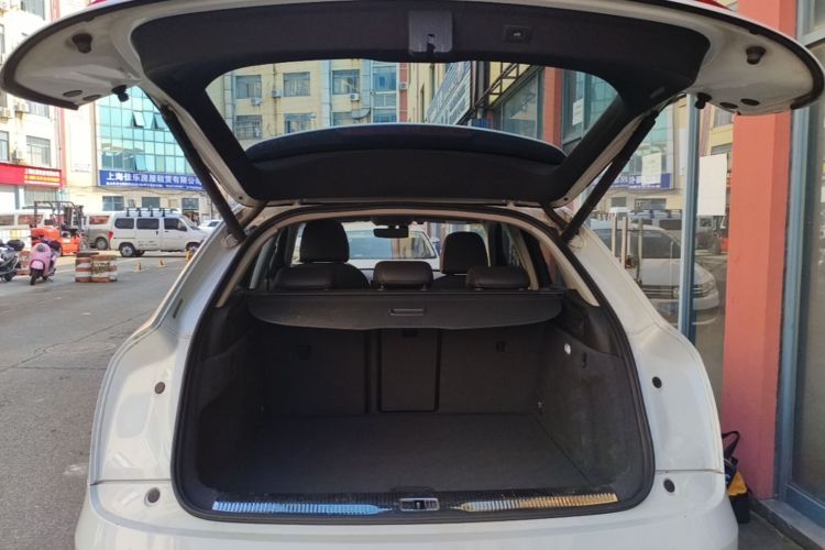 Audi Q3 2019 car image #19