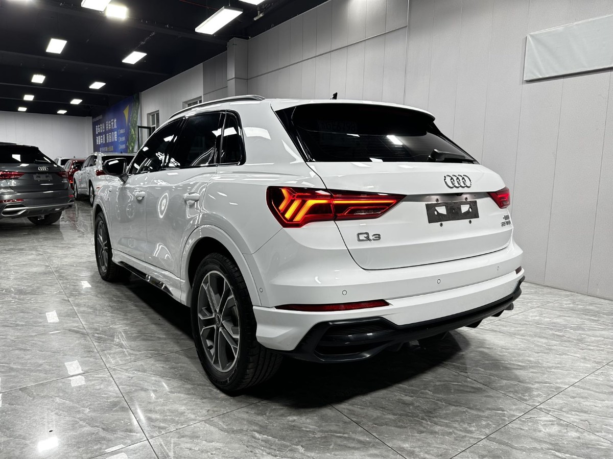 Audi Q3 2023 car image #9