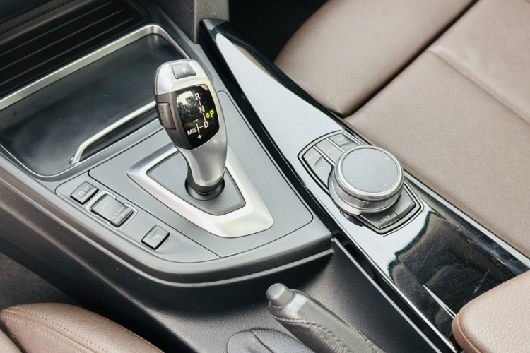 BMW 3 Series 2019 car image #21