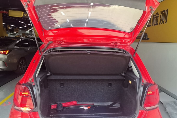 Volkswagen Polo 2015 car image #19