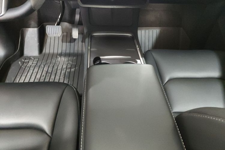 Tesla Model Y 2022 immagine di auto #14