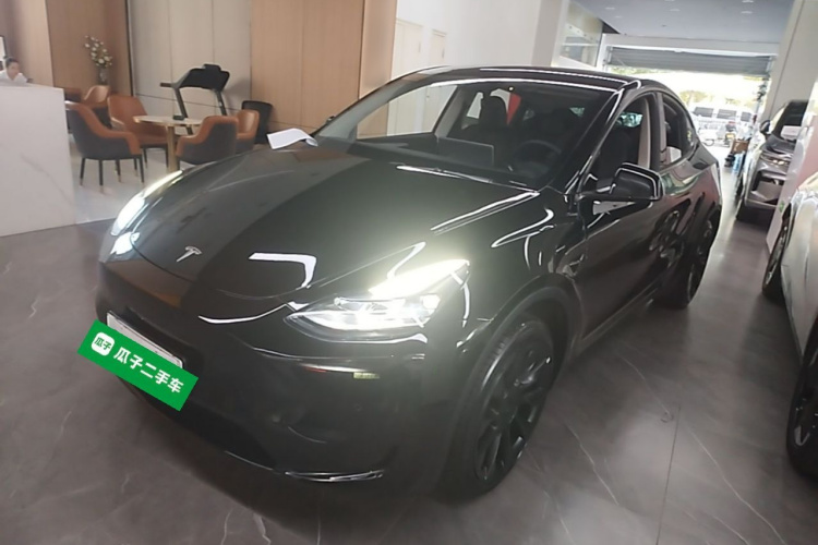 Tesla Model Y 2023 car image #2