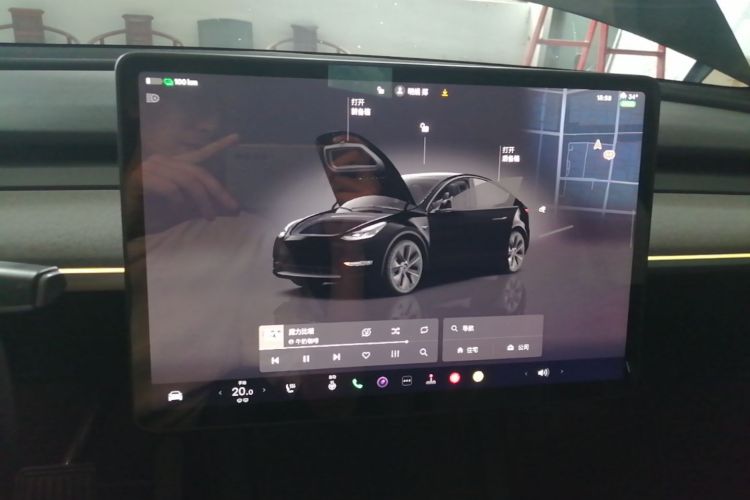 Tesla Model Y 2023 car image #13