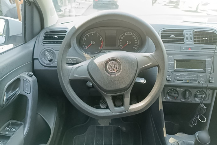 Volkswagen Polo 2016 car image #15