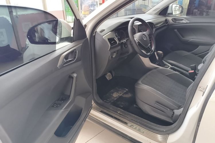 Volkswagen T-Cross 2020 car image #17