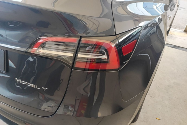 Tesla Model Y 2024 car image #8
