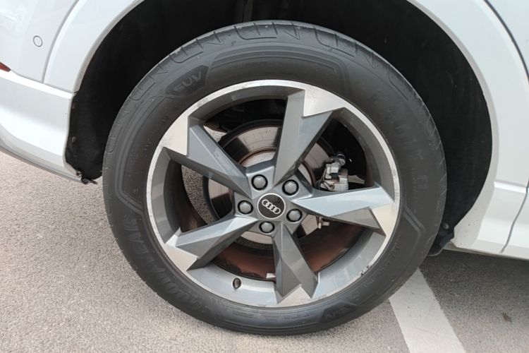 Audi Q3 2021 car image #10