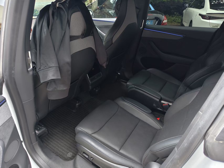 Tesla Model Y L 2025 car image #7