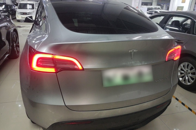 Tesla Model Y 2024 #4 Tesla Model Y 2024 car image #4