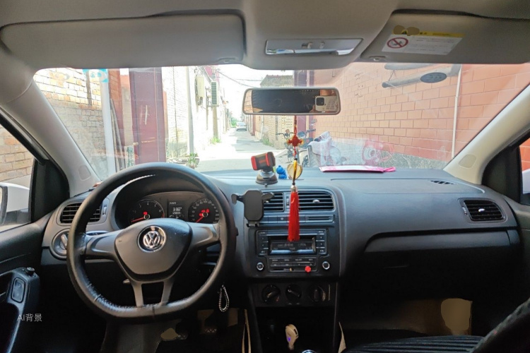 Volkswagen Polo 2015 car image #11