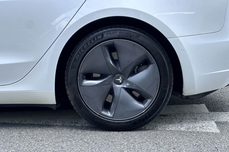 Tesla Model 3 2020 car image #9