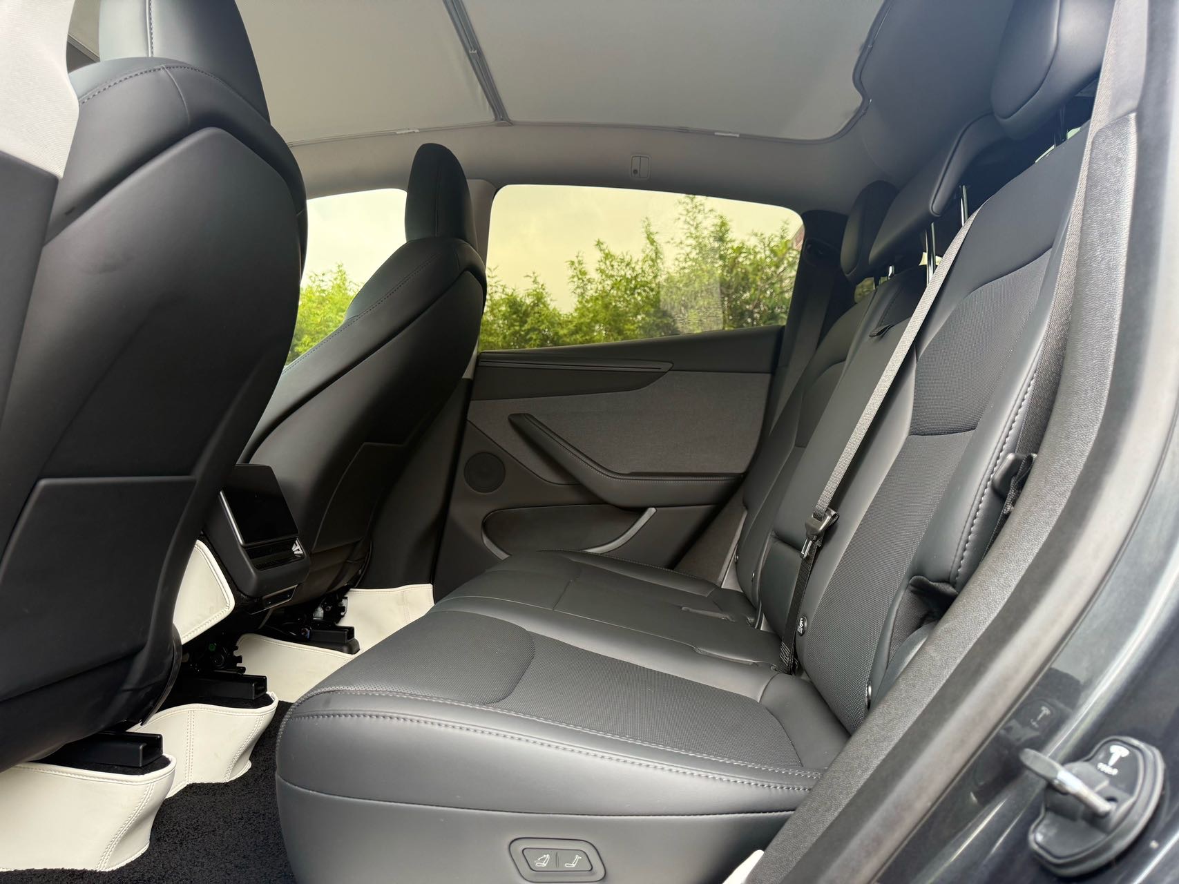 Tesla Model Y 2025 #8 Tesla Model Y 2025 car image #8