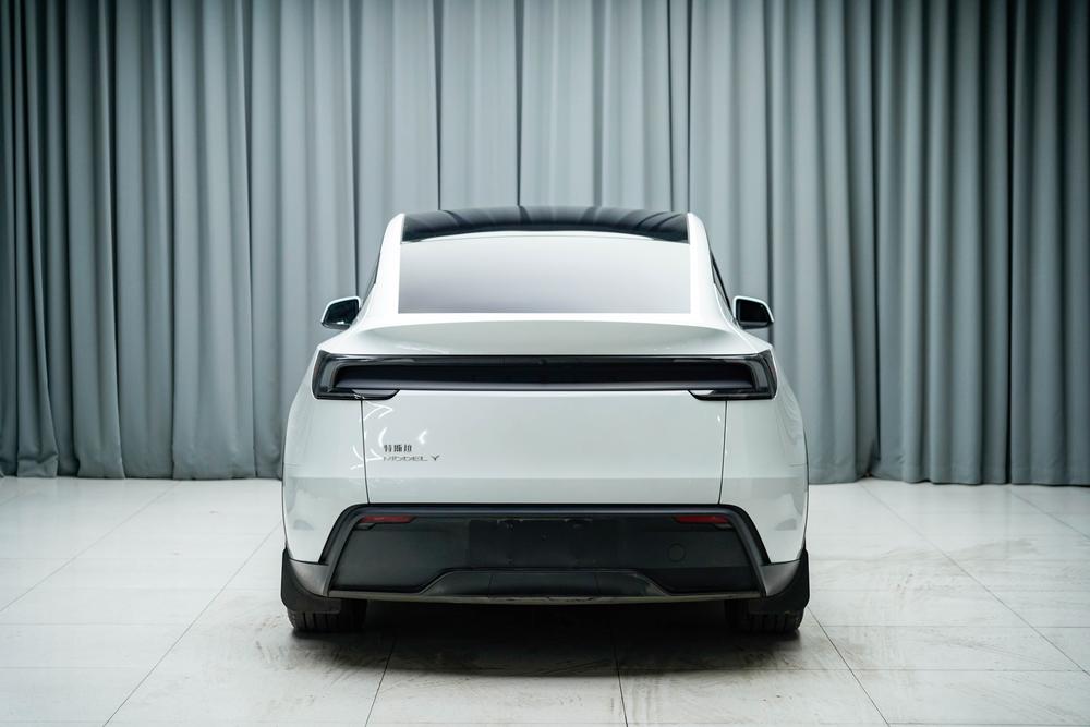 Tesla Model Y 2026 #6 Tesla Model Y 2026 car image #6