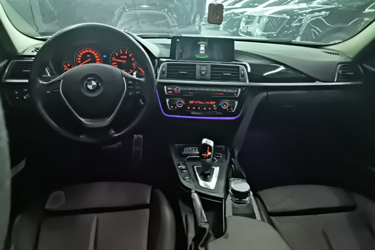 BMW 3 Series 2019 car image #10
