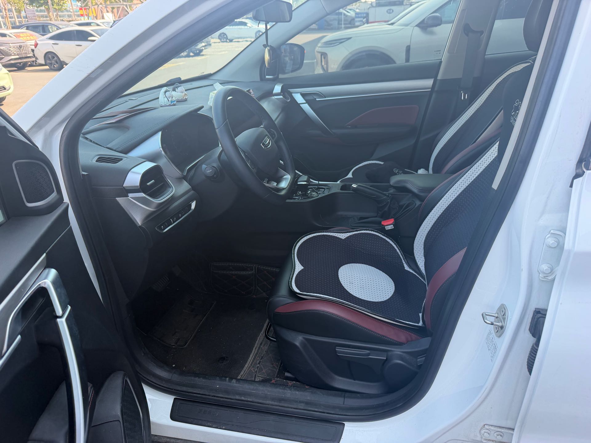 GEELY Coolray 2022 immagine di auto #2