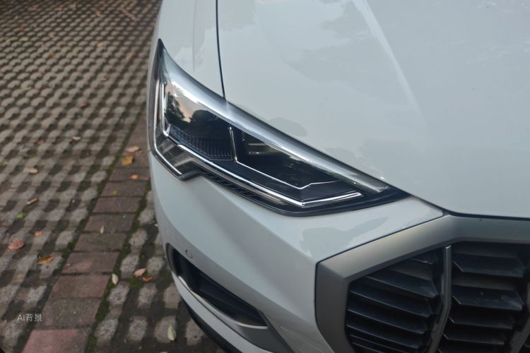 Audi Q3 2019 car image #8