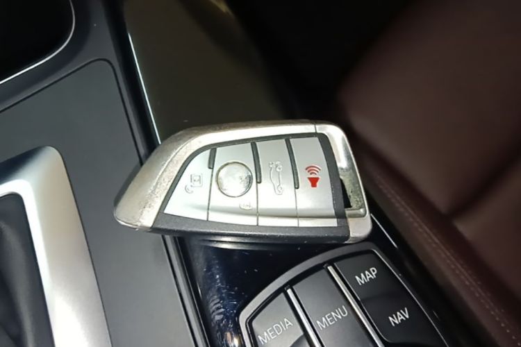 BMW 3 Series 2018 car image #9