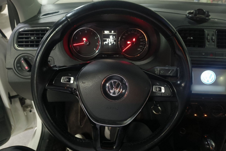 Volkswagen Polo 2016 car image #11