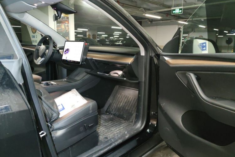 Tesla Model Y 2023 immagine di auto #23